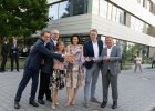 Professor Matthias Tschöp, wissenschaftlicher Direktor des Helmholtz-Zentrums und designierter Präsident der LMU, Professor Markus M. Lerch, ärztlicher Direktor des LMU Klinikums, Professorin Francesca Biagini, Vizepräsidentin der LMU, Bundesforschungsministerin Dorothee Bär, bayerischer Wissenschaftsminister Markus Blume und Bauminister Christian Bernreiter vor dem neu eröffneten Forschungszentrum ICON