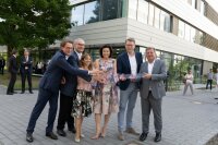 Professor Matthias Tschöp, wissenschaftlicher Direktor des Helmholtz-Zentrums und designierter Präsident der LMU, Professor Markus M. Lerch, ärztlicher Direktor des LMU Klinikums, Professorin Francesca Biagini, Vizepräsidentin der LMU, Bundesforschungsministerin Dorothee Bär, bayerischer Wissenschaftsminister Markus Blume und Bauminister Christian Bernreiter vor dem neu eröffneten Forschungszentrum ICON