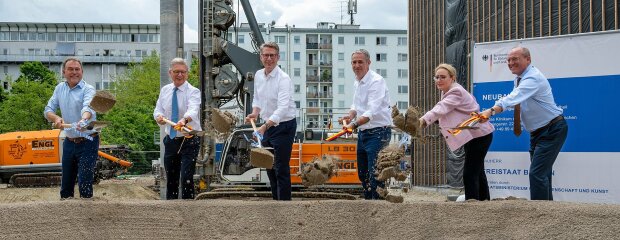 Von links: Thomas Jenkel, Leiter des Staatlichen Bauamts München 2, Dr. Martin Siess, Ärztlicher Direktor des TUM Klinikums, Forschungsminister Markus Blume, Prof. Daniel Rückert, Direktor des ZDMG, Prof. Stephanie Combs, Dekanin der TUM School of Medicine, Prof. Gerhard Kramer, TUM Vizepräsident Forschung. Von links: Thomas Jenkel, Leiter des Staatlichen Bauamts München 2, Dr. Martin Siess, Ärztlicher Direktor des TUM Klinikums, Forschungsminister Markus Blume, Prof. Daniel Rückert, Direktor des ZDMG, Prof. Stephanie Combs, Dekanin der TUM School of Medicine, Prof. Gerhard Kramer, TUM Vizepräsident Forschung.
